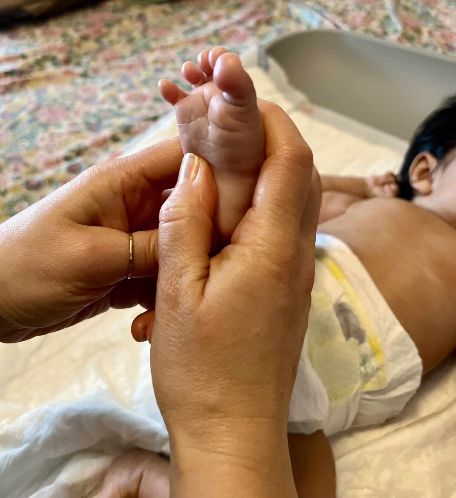 Babymassage Fuß Babymassage des Fußes